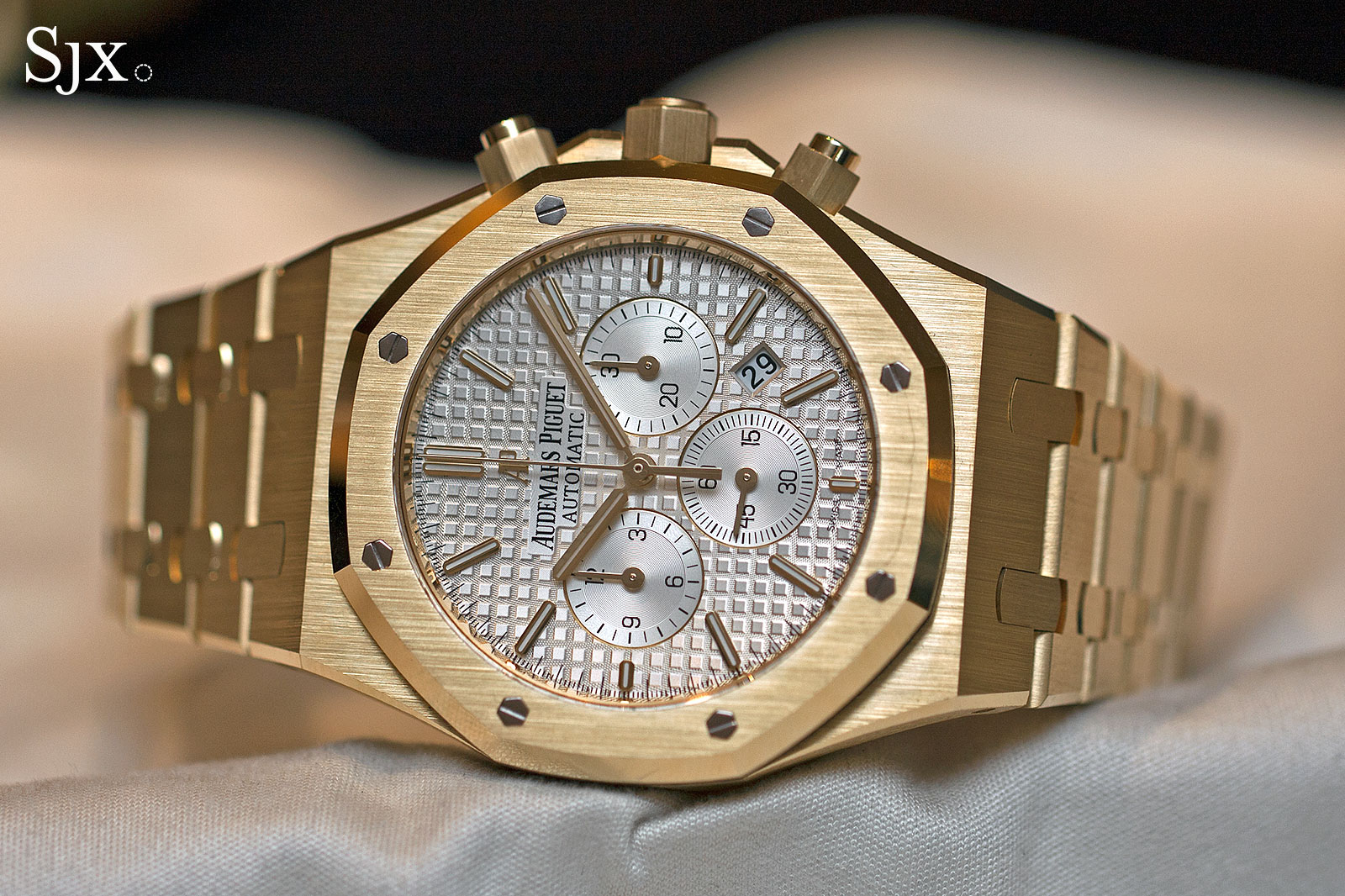 Ap royal oak chronograph gold best sale