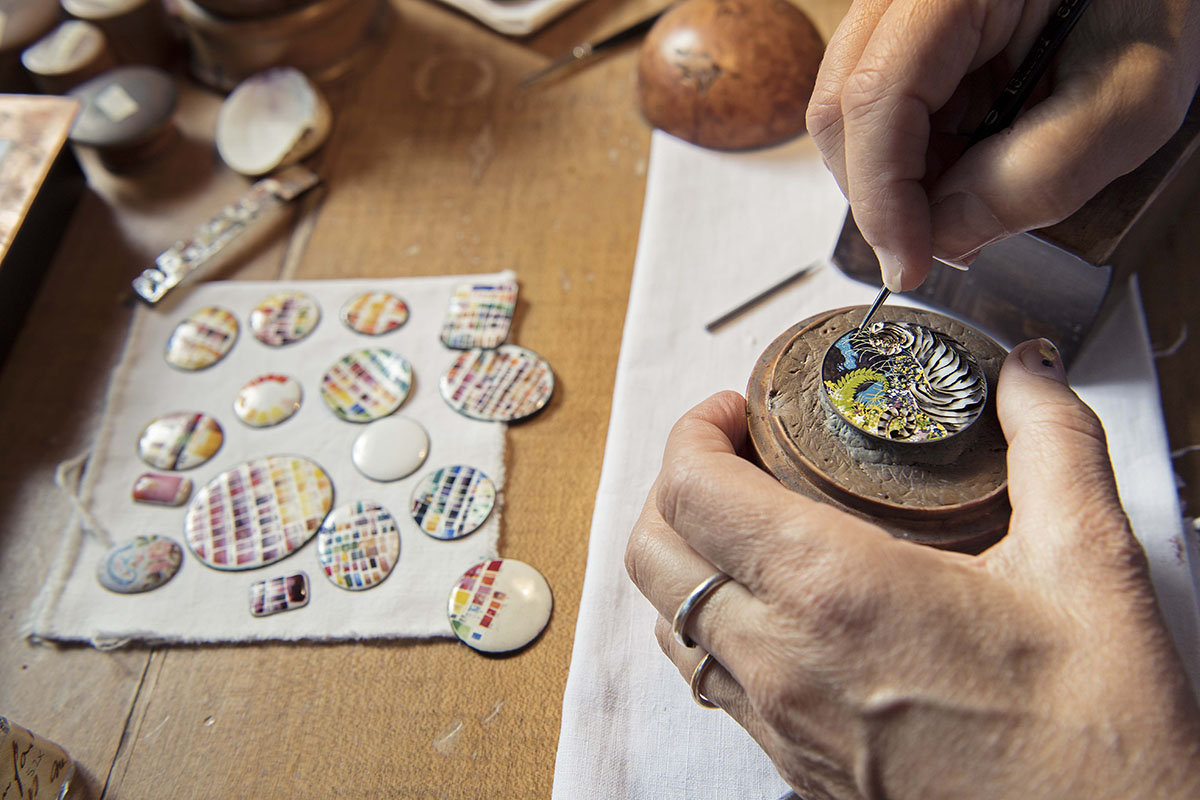Hermès unveils hand-painted porcelain dial in arceau harnais français watch